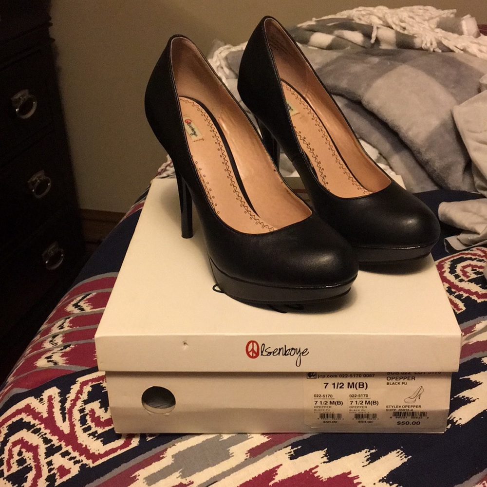 Black pumps
